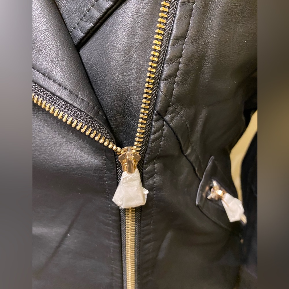 NWT Forever21 Faux Leather Biker jacket Size M Sherpa lined removable fur - Picture 7 of 11